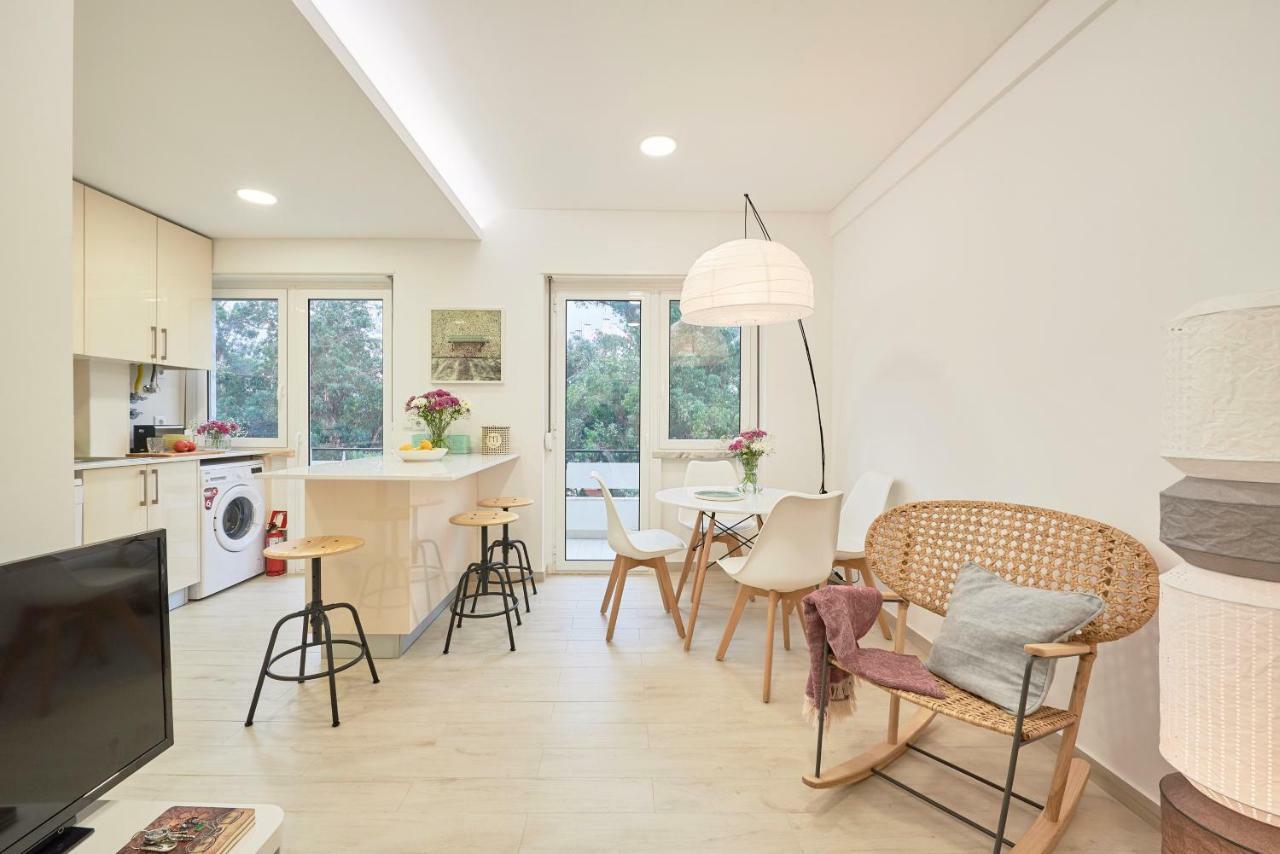 Light With Amazing Balcony, By Timecooler Apartment *